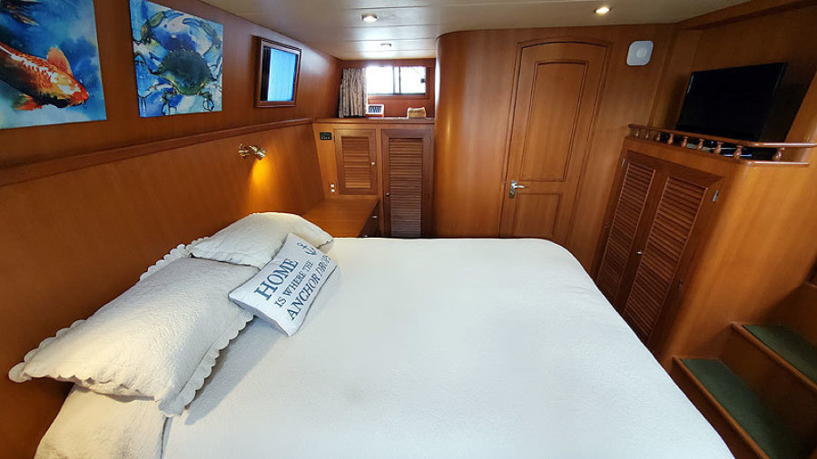2010 Marine Trader 38 Sundeck