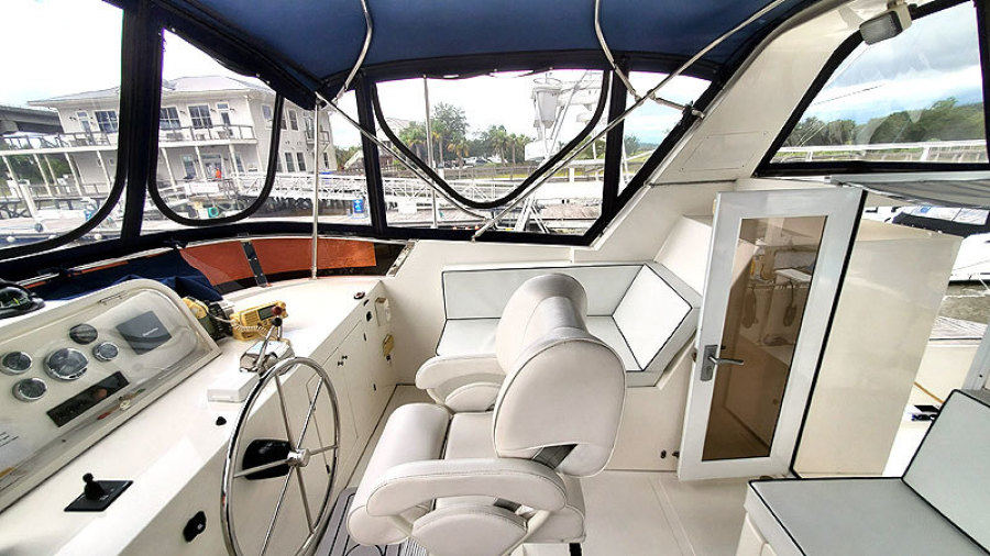 2010 Marine Trader 38 Sundeck
