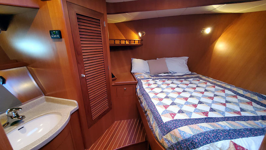 2010 Marine Trader 38 Sundeck