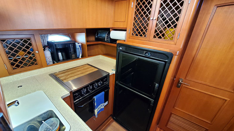 2010 Marine Trader 38 Sundeck