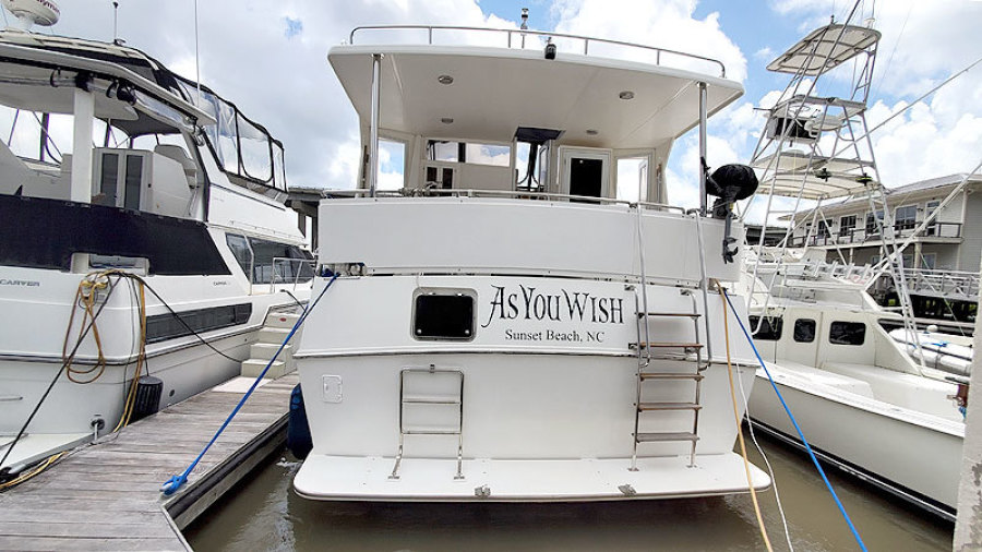 2010 Marine Trader 38 Sundeck