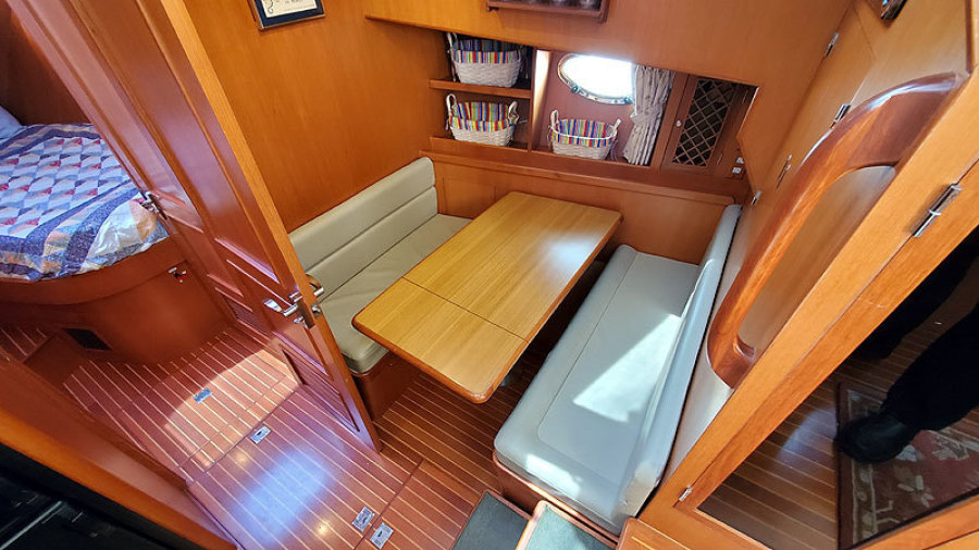 2010 Marine Trader 38 Sundeck