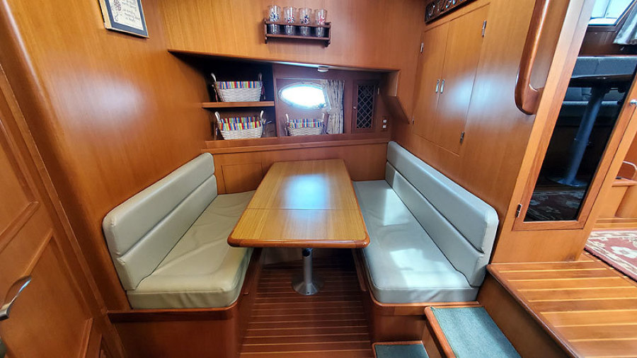 2010 Marine Trader 38 Sundeck