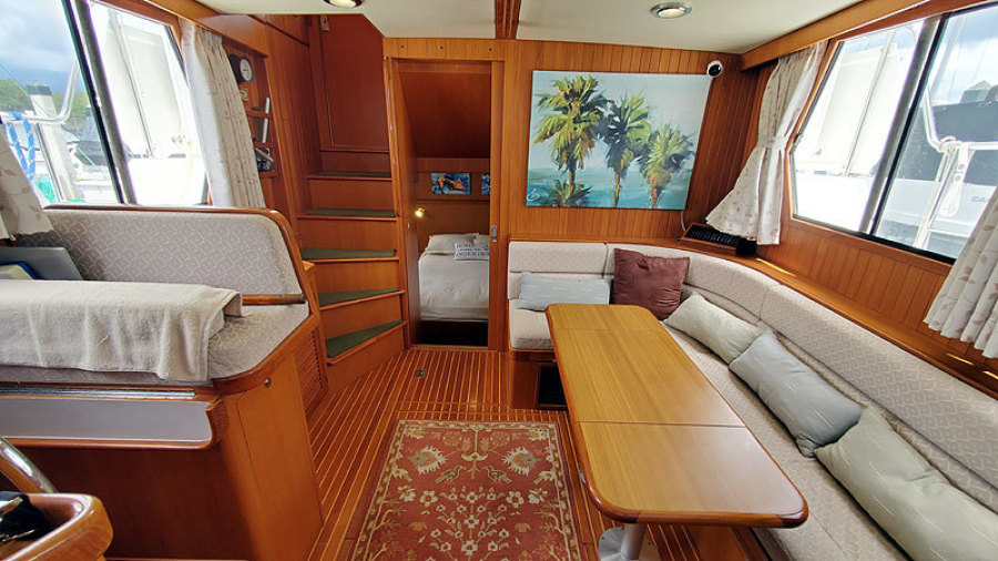 2010 Marine Trader 38 Sundeck