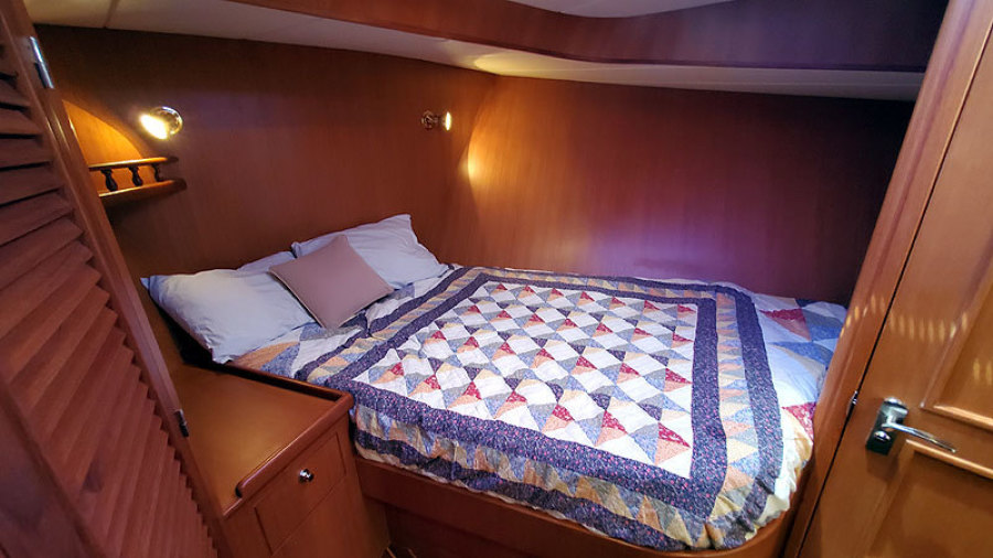 2010 Marine Trader 38 Sundeck