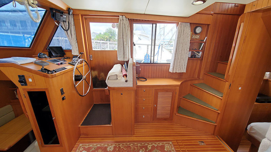 2010 Marine Trader 38 Sundeck