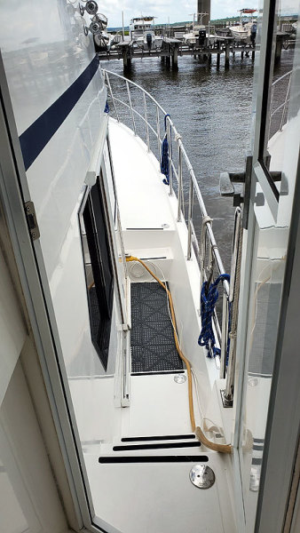 2010 Marine Trader 38 Sundeck