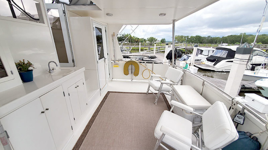 2010 Marine Trader 38 Sundeck