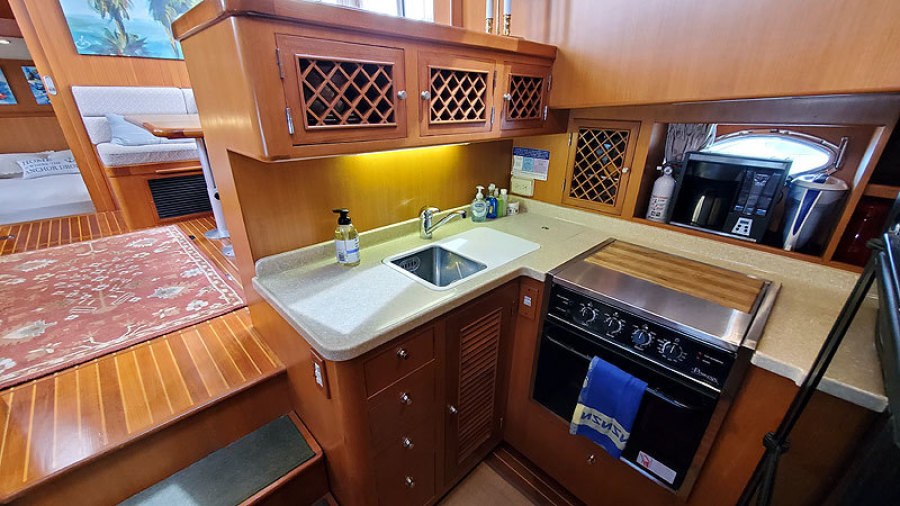 2010 Marine Trader 38 Sundeck