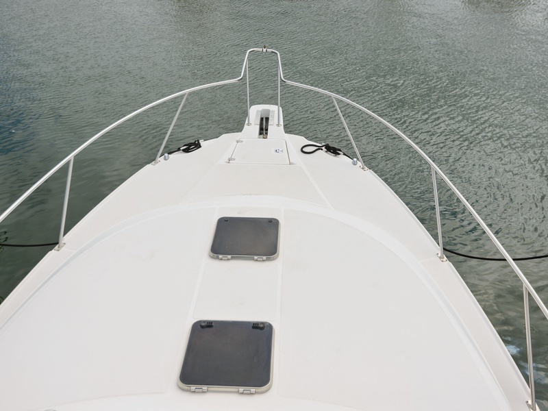 35' 2002 Boston Whaler 350 Defiance