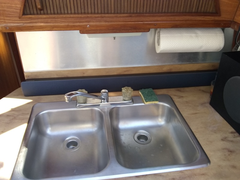 1983 Sea Ray 390 Sportfish