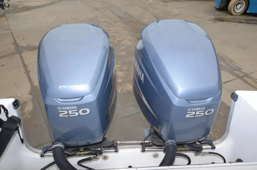 2002 SeaCraft 32 Master Angler