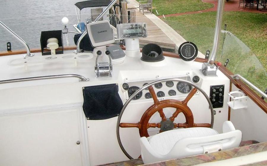 42' Grand Banks flybridge helm2