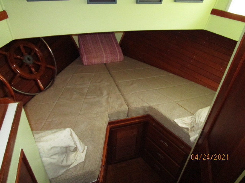 42' Grand Banks guest stateroom