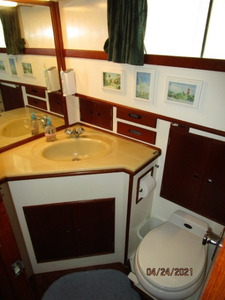42' Grand Banks master stateroom head