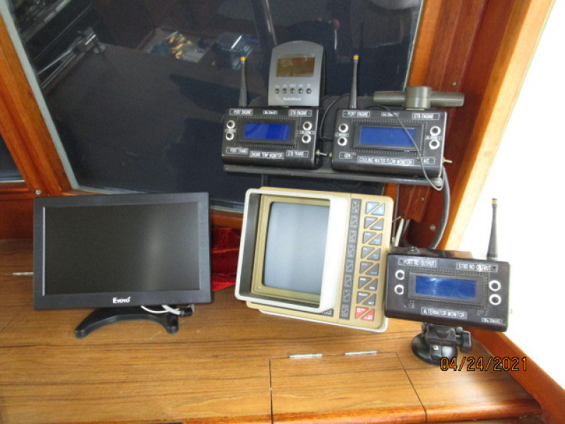 42' Grand Banks lower helm electronics1