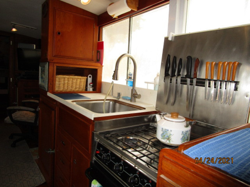 42' Grand Banks galley3