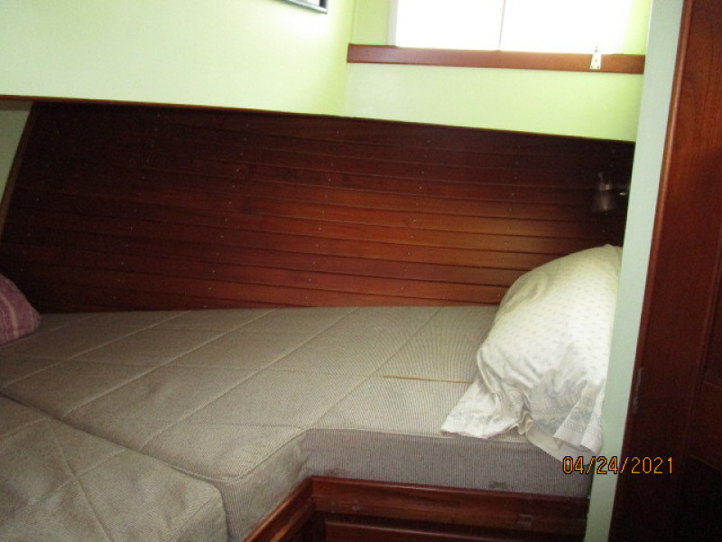 42' Grand Banks guest stateroom starboard