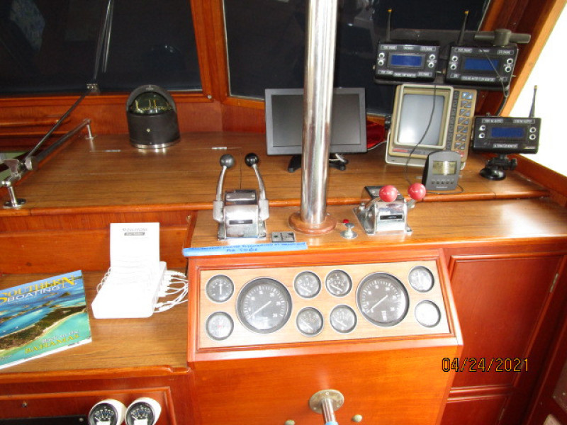 42' Grand Banks lower helm2