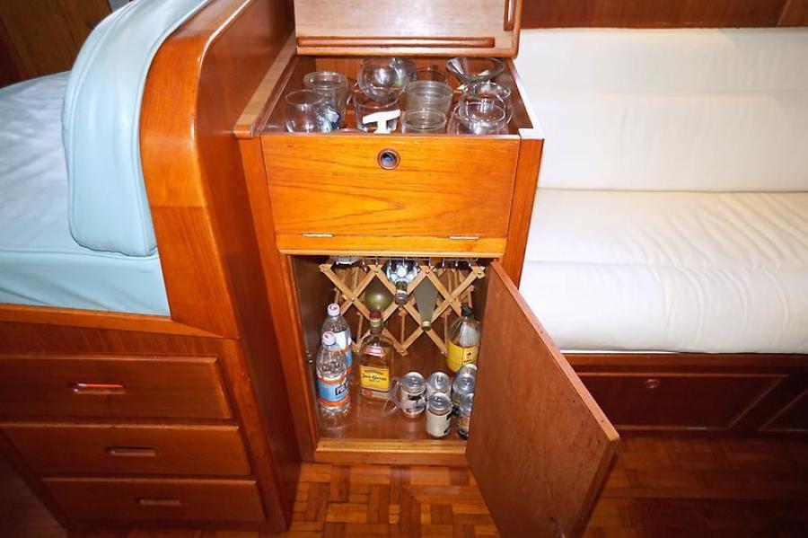 42' Grand Banks salon bar
