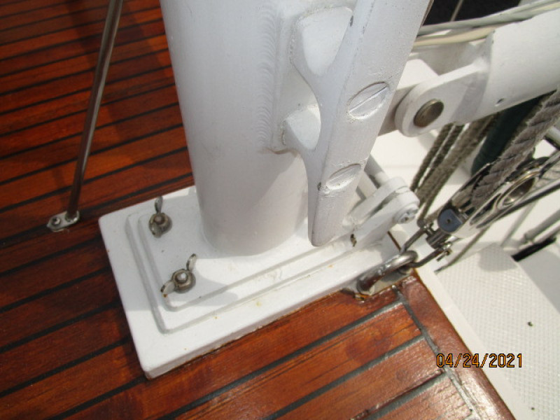 42' Grand Banks hinged mast