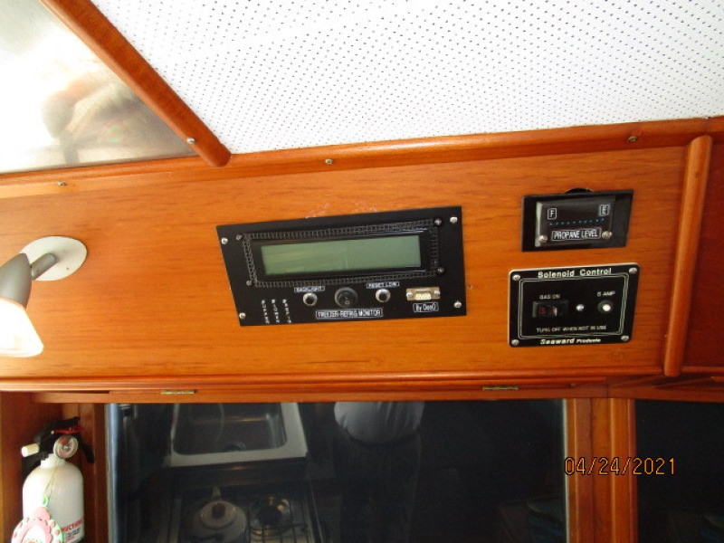 42' Grand Banks lower helm electronics5
