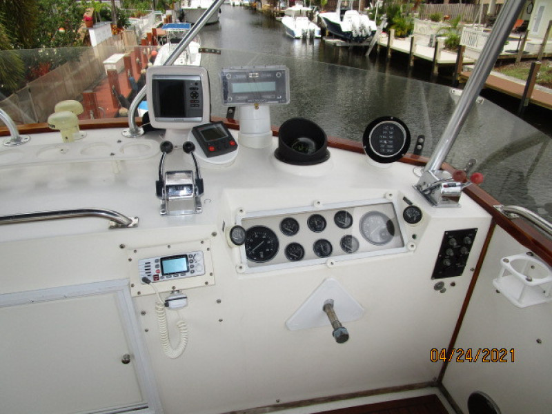 42' Grand Banks flybridge helm1