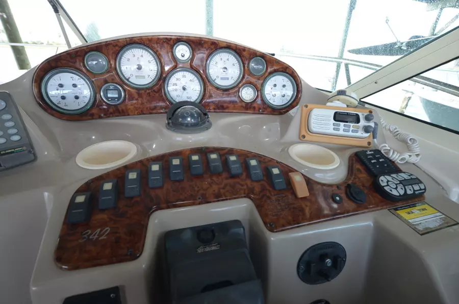 2004 Rinker 342 Fiesta Vee