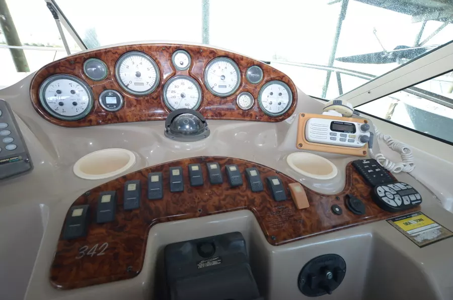 2004 Rinker 342 Fiesta Vee