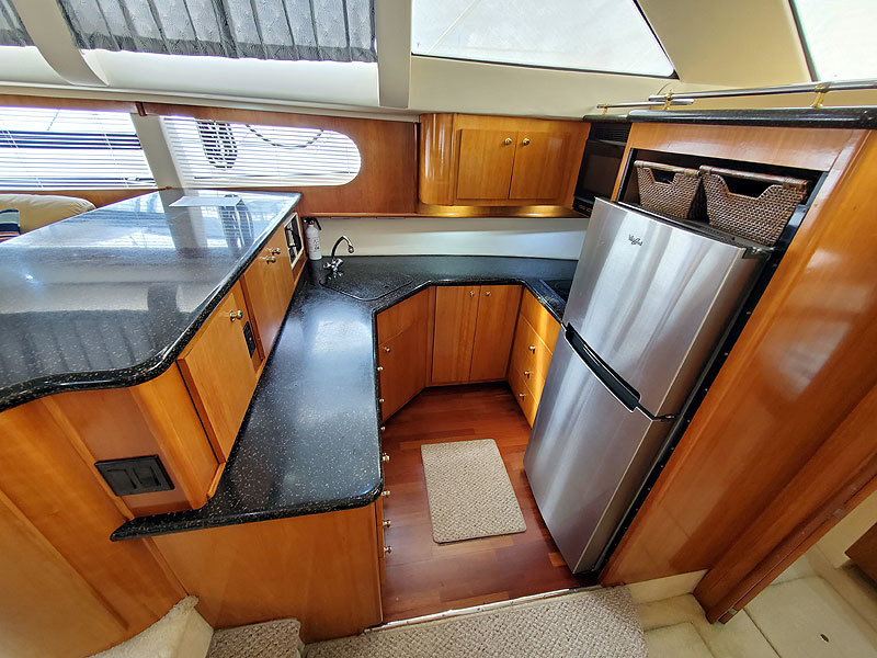 2001 Carver 466