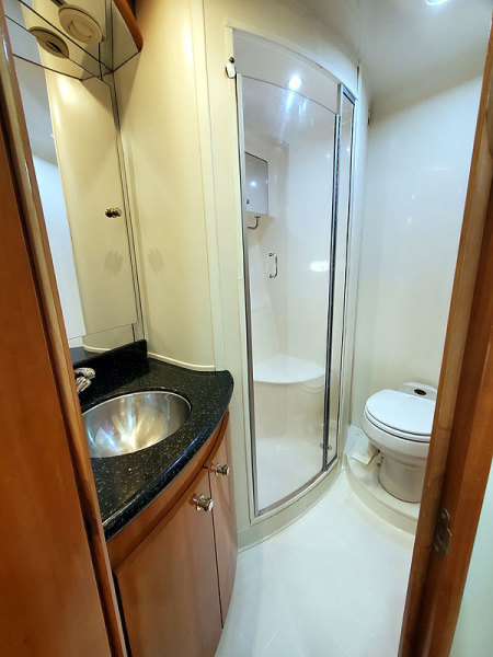 2001 Carver 466