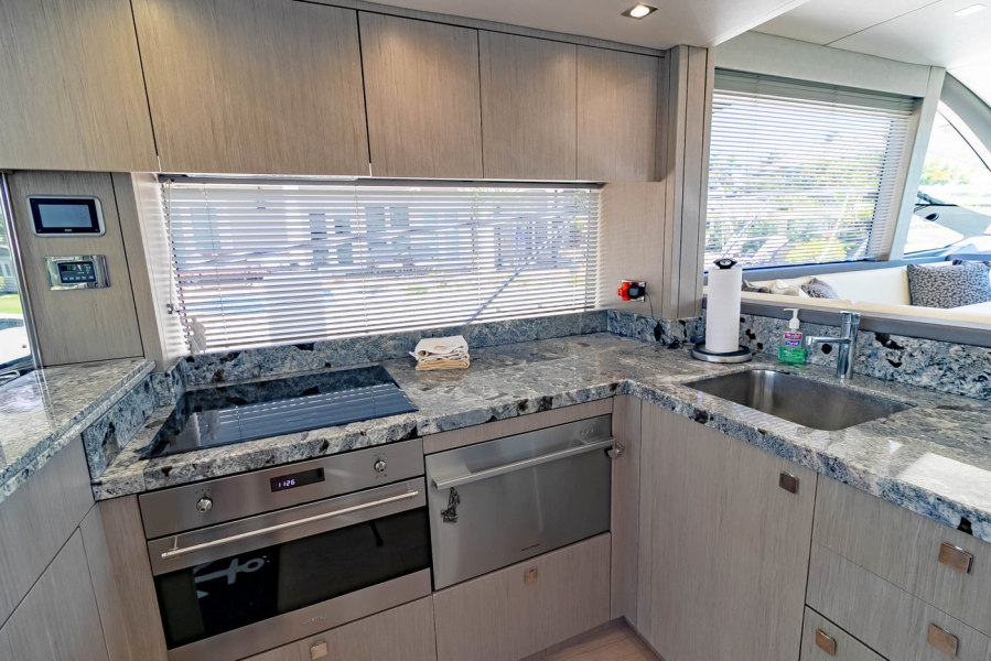 52' 2018 Sunseeker Manhattan