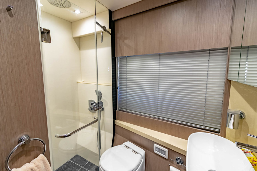 52' 2018 Sunseeker Manhattan