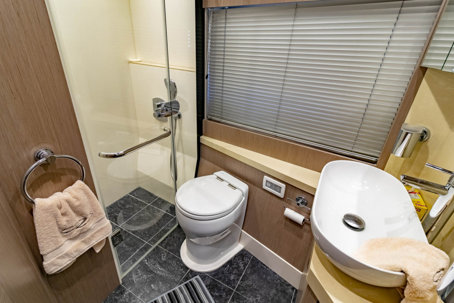 52' 2018 Sunseeker Manhattan