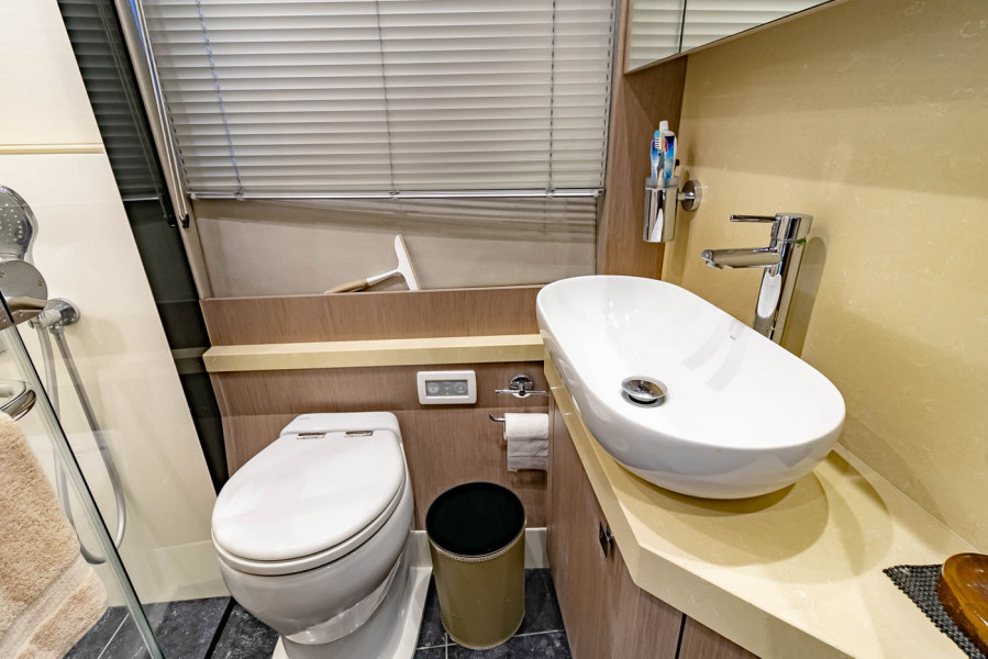 52' 2018 Sunseeker Manhattan