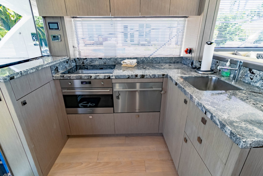 52' 2018 Sunseeker Manhattan