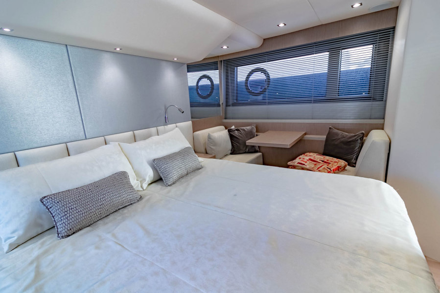 52' 2018 Sunseeker Manhattan