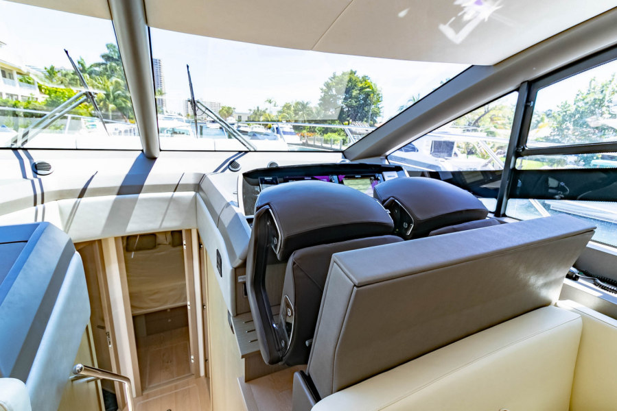 52' 2018 Sunseeker Manhattan