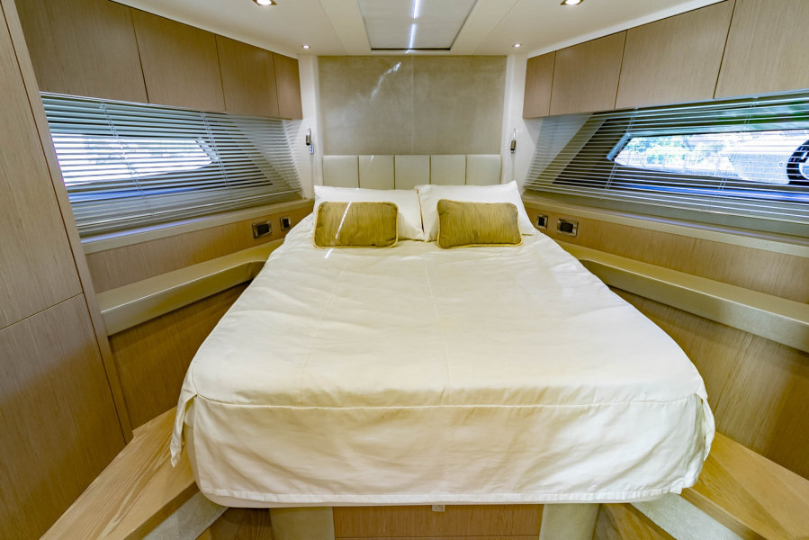 52' 2018 Sunseeker Manhattan