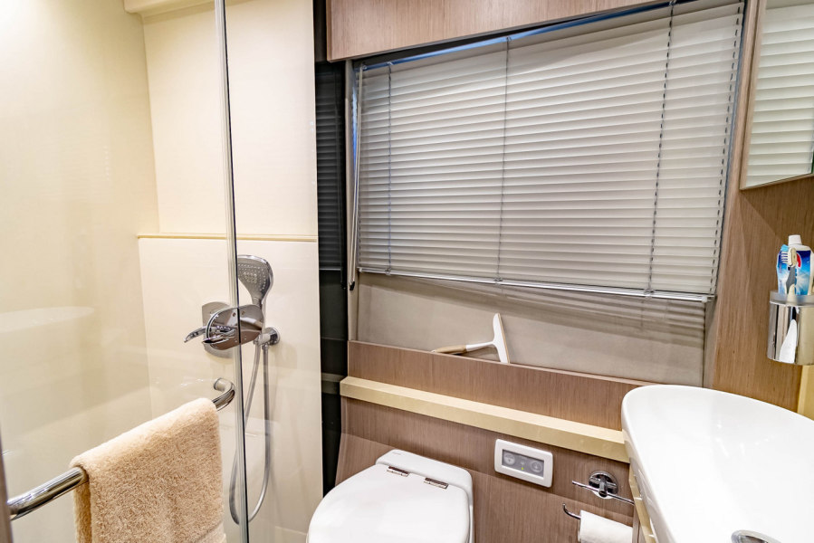 52' 2018 Sunseeker Manhattan