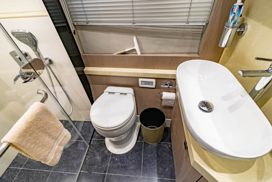 52' 2018 Sunseeker Manhattan