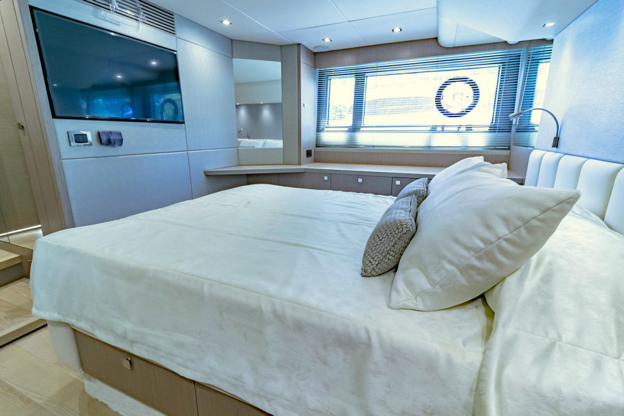 52' 2018 Sunseeker Manhattan