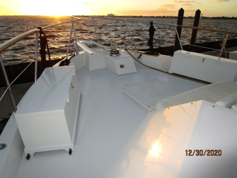 70' Hatteras foredeck