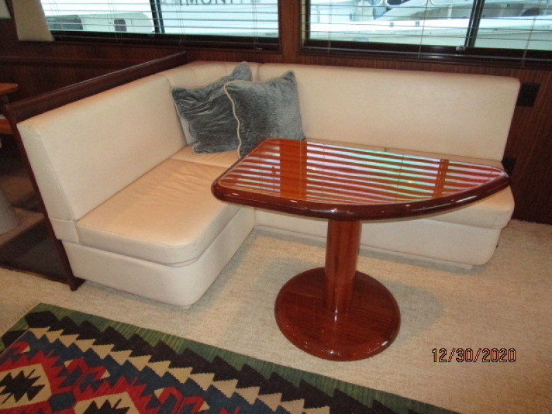 70' Hatteras salon starboard settee