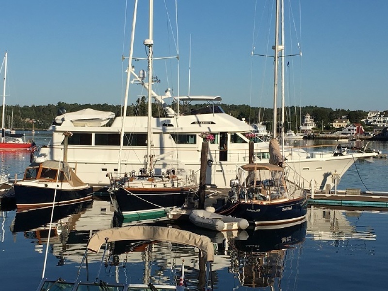 70' Hatteras starboard profile