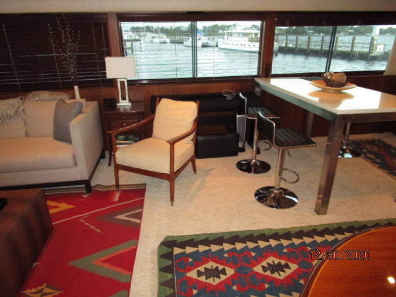 70' Hatteras salon port