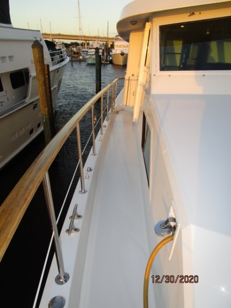 70' Hatteras starboard side deck