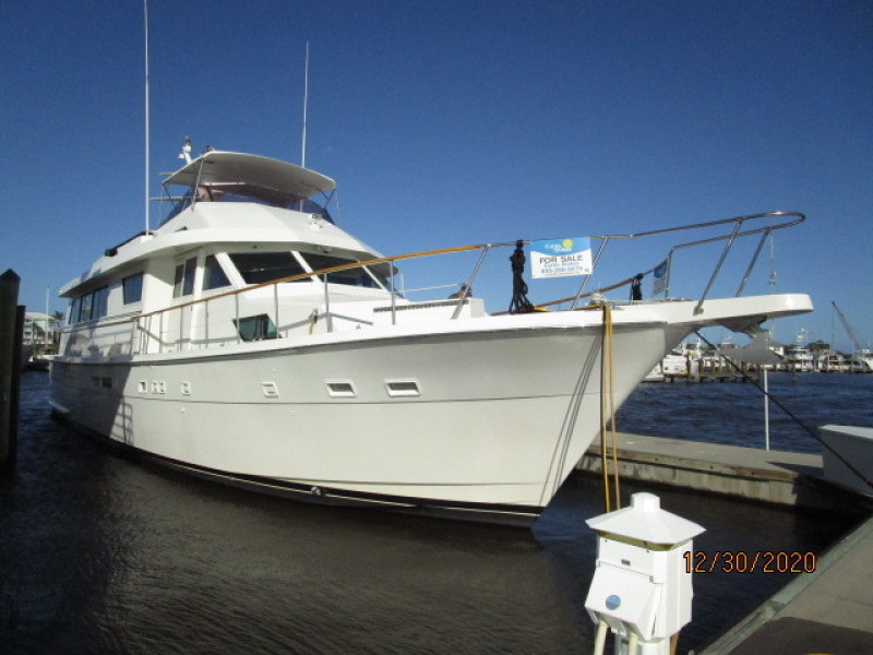 70' Hatteras starboard forward profile2