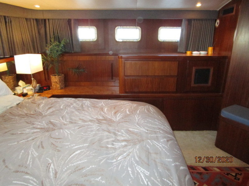 70' Hatteras master stateroom port
