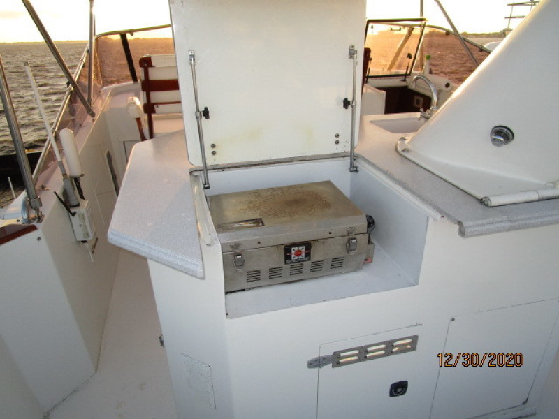 70' Hatteras flybridge BBQ grill